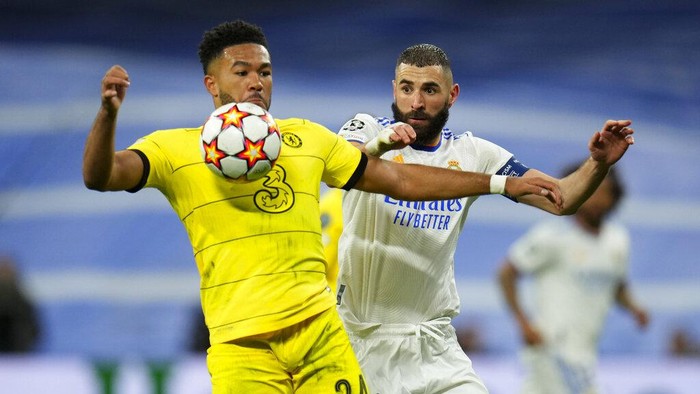 Chelsea's Kai Havertz, left, and Real Madrid's David Alaba fight for the ball during the Champions League, quarterfinal second leg soccer match between Real Madrid and Chelsea at the Santiago Bernabeu stadium in Madrid, Spain, Tuesday, April 12, 2022. (AP Photo/Manu Fernandez)