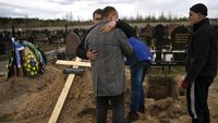 Duka Keluarga Korban Pembantaian di Bucha Ukraina