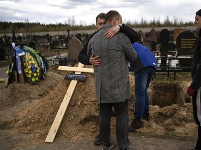 Duka Keluarga Korban Pembantaian di Bucha Ukraina