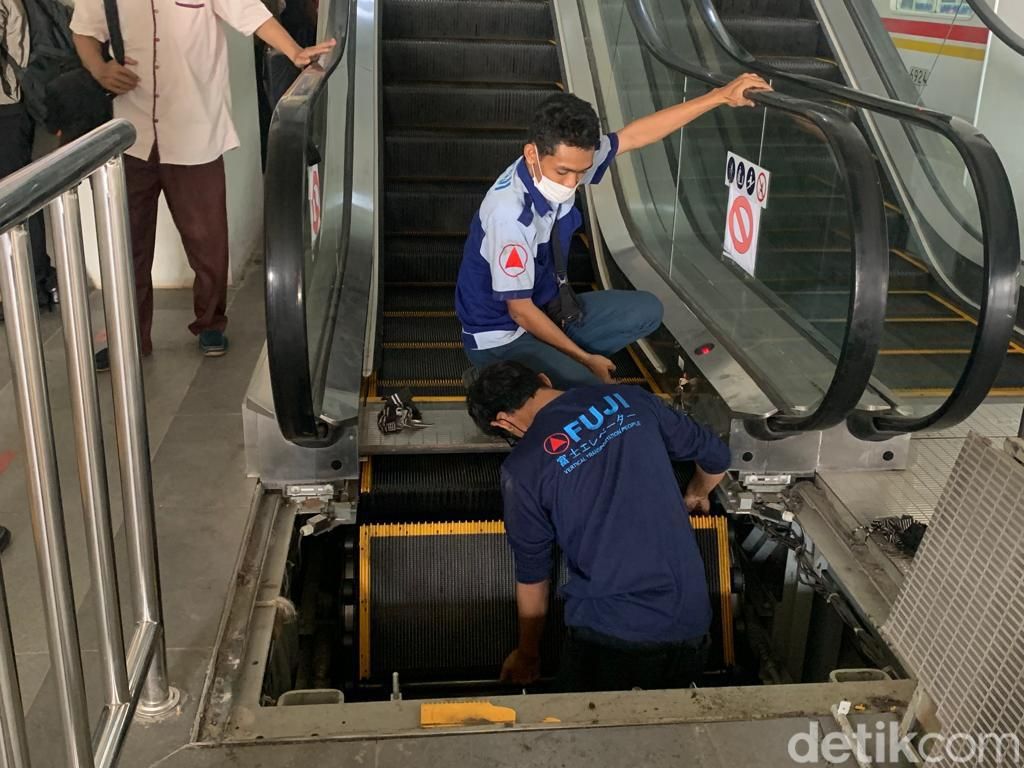 Eskalator Mati di Stasiun Manggarai Jaksel Mulai Diperbaiki