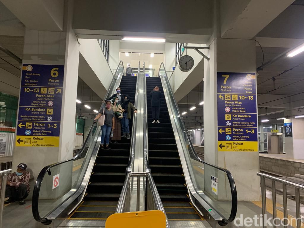 1 Eskalator Stasiun Manggarai Selesai Diperbaiki, 2 Lagi Masih Mati 1 Eskalator Stasiun Manggarai Selesai Diperbaiki, 2 Lagi Masih Mati