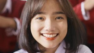 8 Pesona Fuji saat Syuting Film Perdana, Cantik & Imut Pakai Seragam Sekolah