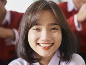 8 Pesona Fuji saat Syuting Film Perdana, Cantik & Imut Pakai Seragam Sekolah 8 Pesona Fuji saat Syuting Film Perdana, Cantik & Imut Pakai Seragam Sekolah