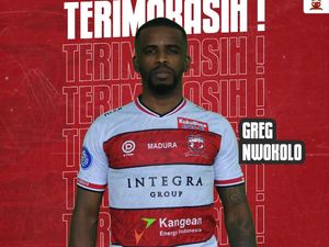 Mator Sakalangkong dari Madura United untuk Greg Nwokolo Mator Sakalangkong dari Madura United untuk Greg Nwokolo