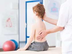 Mengenal Skoliosis pada Anak dan Cara Pengobatannya