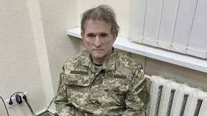 Ekspresi Konglomerat Ukraina Sekutu Putin Saat Ditangkap dan Diborgol