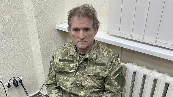 Ekspresi Konglomerat Ukraina Sekutu Putin Saat Ditangkap dan Diborgol