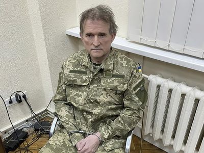 Ekspresi Konglomerat Ukraina Sekutu Putin Saat Ditangkap dan Diborgol