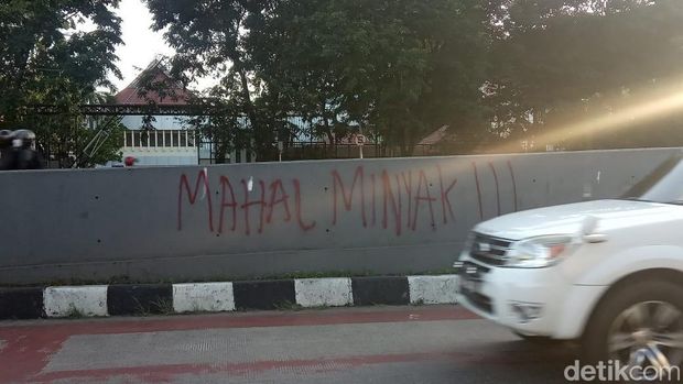 Jejak-jejak vandalisme dari demo 11 April yang berakhir ricuh di Makasar