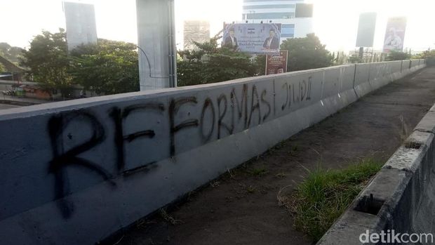 Jejak-jejak vandalisme dari demo 11 April yang berakhir ricuh di Makasar