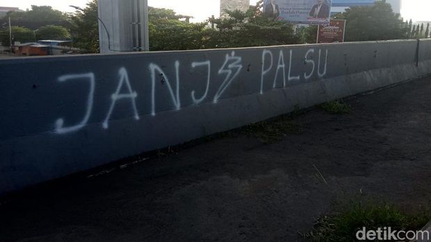 Jejak-jejak vandalisme dari demo 11 April yang berakhir ricuh di Makasar