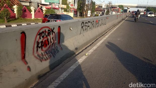 Jejak-jejak vandalisme dari demo 11 April yang berakhir ricuh di Makasar