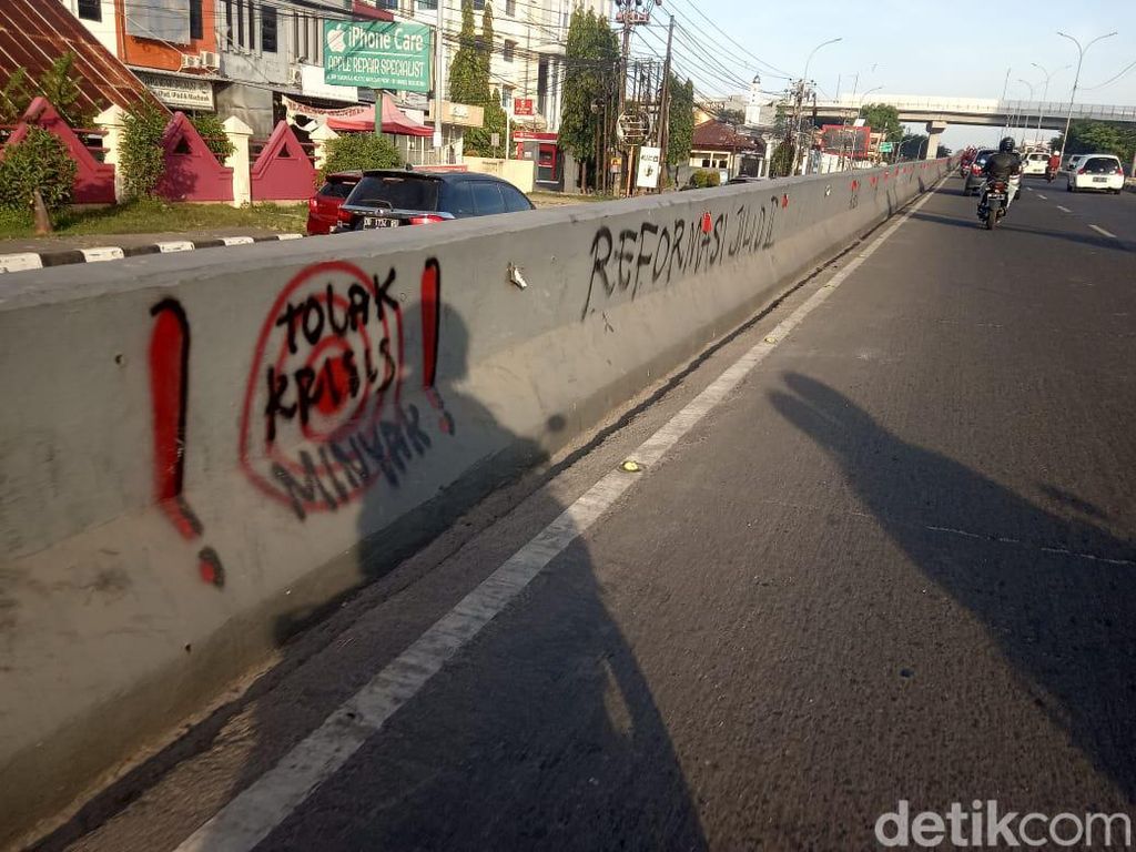 Tangan Jahil Peserta Demo 11 April Tinggalkan Vandalisme di Kota Daeng