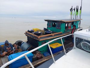Polair Amankan Belasan PMI Ilegal di Perairan Asahan Polair Amankan Belasan PMI Ilegal di Perairan Asahan