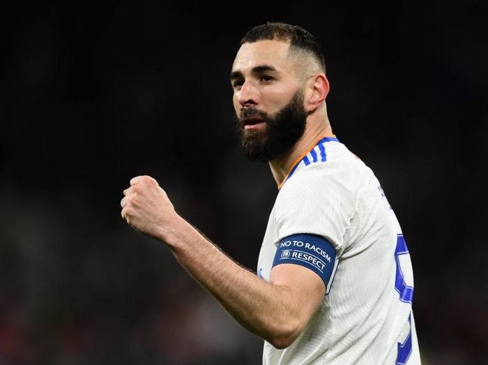 MADRID, SPAIN - APRIL 12: Karim Benzema of Real Madrid celebrates after scoring their team's second goal during the UEFA Champions League Quarter Final Leg Two match between Real Madrid and Chelsea FC at Estadio Santiago Bernabeu on April 12, 2022 in Madrid, Spain.  (Photo by David Ramos/Getty Images)