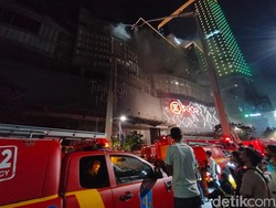 Damkar Kirim Skylift Tambahan ke Tunjungan Plaza 5 Surabaya