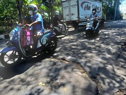 Lubang Menganga di Jalan Laksamana Buleleng Ganggu Pengguna Jalan