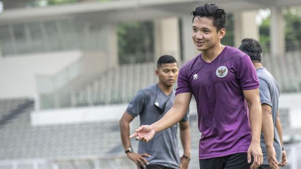 Pesepak bola Timnas U-23 Syahrian Abimanyu mengikuti latihan di Stadion Madya, Komplek Gelora Bung Karno, Jakarta, Selasa (12/4/2022). Sesi latihan tersebut untuk persiapan menghadapi SEA Games 2021 di Vietnam. ANTARA FOTO/Muhammad Adimaja/tom.