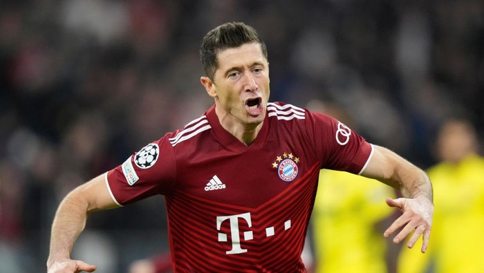 Bayerns Robert Lewandowski celebrates after scoring his sides opening goal during the Champions League, second leg, quarterfinal soccer match between Bayern Munich and Villareal at the Allianz Arena, in Munich, Germany, Tuesday, April 12, 2022. (AP Photo/Matthias Schrader)
