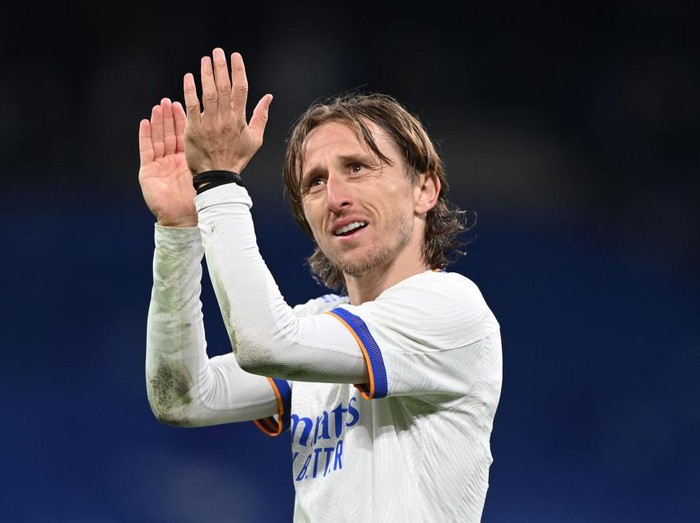 MADRID, SPAIN - APRIL 12:  Luka Modric of Real Madrid acknowledges the crowd after the UEFA Champions League Quarter Final Leg Two match between Real Madrid and Chelsea FC at Estadio Santiago Bernabeu on April 12, 2022 in Madrid, Spain. (Photo by Shaun Botterill/Getty Images)