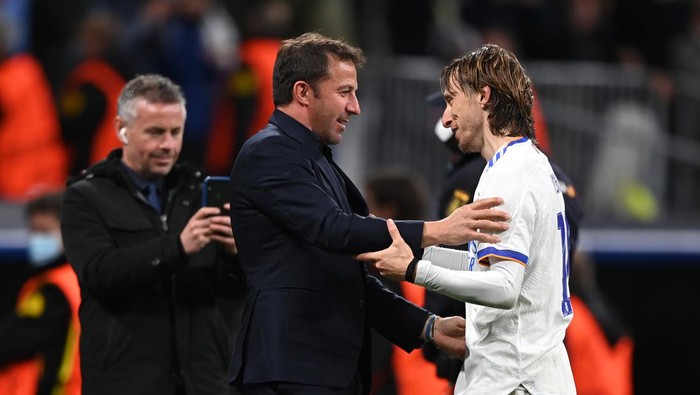 MADRID, SPAIN - APRIL 12:  Luka Modric of Real Madrid is congratulated by Alessandro Del Piero after the UEFA Champions League Quarter Final Leg Two match between Real Madrid and Chelsea FC at Estadio Santiago Bernabeu on April 12, 2022 in Madrid, Spain. (Photo by Shaun Botterill/Getty Images)