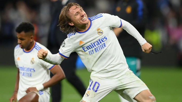 MADRID, SPAIN - APRIL 12: Luka Modric of Real Madrid celebrates after their sides victory during the UEFA Champions League Quarter Final Leg Two match between Real Madrid and Chelsea FC at Estadio Santiago Bernabeu on April 12, 2022 in Madrid, Spain. (Photo by David Ramos/Getty Images)