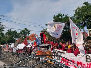 Mahasiswa Cipayung Plus Sempat Dorong Pagar Balai Kota Surabaya