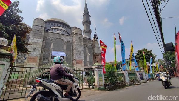 Masjid Gaya Eropa Ini Bukan di Istanbul, Tapi di Pasar Minggu
