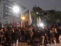 Usai Buka Bersama, Massa Demo di Kantor Ganjar Bubarkan Diri