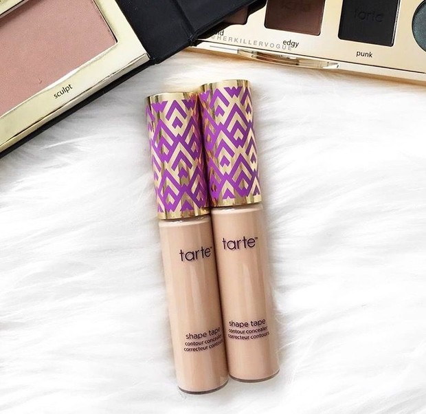 Menggunakan concealer sebagai penutup bibir gelap