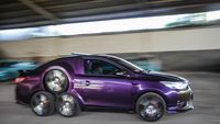 Unik Atau Malah Aneh Sih? Modifikasi Mobil Ini Punya 8 Roda