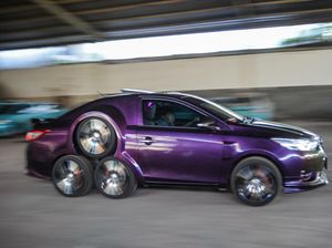 Unik Atau Malah Aneh Sih? Modifikasi Mobil Ini Punya 8 Roda