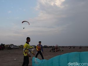 Ngabuburit di Pantai Mayangan, Menunggu Magrib Sambil Lihat Paralayang