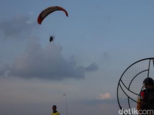 Di Pantai Mayangan, Menunggu Magrib Bisa Lihat Paralayang