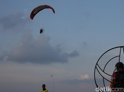 Di Pantai Mayangan, Menunggu Magrib Bisa Lihat Paralayang
