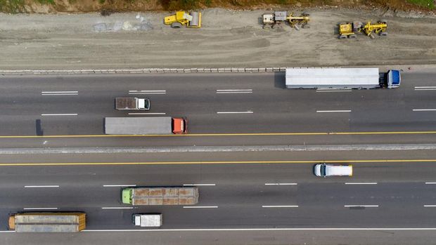 Foto udara pekerja mengoperasikan alat berat saat menyelesaikan proyek pelebaran jalan tol Jakarta-Cikampek di Karawang, Jawa Barat, Rabu (13/4/2022). Kementerian Pekerjaan Umum dan Perumahan Rakyat (PUPR) menargetkan pengerjaan pelebaran Jalan Tol JakartaCikampek jalur B KM 67KM 50 akan selesai pada H-10 Lebaran 2022 sebagai antisipasi untuk ruas fungsional terbatas khususnya kendaraan kecil pada arus balik Lebaran 2022. ANTARA FOTO/M Ibnu Chazar/wsj.