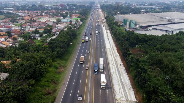 Foto udara pekerja mengoperasikan alat berat saat menyelesaikan proyek pelebaran jalan tol Jakarta-Cikampek di Karawang, Jawa Barat, Rabu (13/4/2022). Kementerian Pekerjaan Umum dan Perumahan Rakyat (PUPR) menargetkan pengerjaan pelebaran Jalan Tol Jakarta–Cikampek jalur B KM 67–KM 50 akan selesai pada H-10 Lebaran 2022 sebagai antisipasi untuk ruas fungsional terbatas khususnya kendaraan kecil pada arus balik Lebaran 2022. ANTARA FOTO/M Ibnu Chazar/wsj.