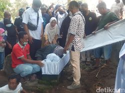 Bocah Dila yang Tewas Disiksa Sepupu Kartasura Dimakamkan, Ibu Angkat Pingsan