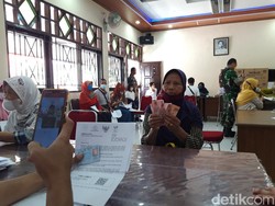 Antre Saat Pembagian BLT Minyak Goreng, Warga Boyolali: Harus Sabar