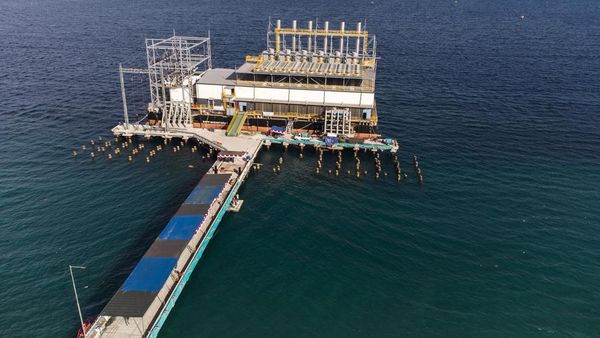 Pembangkit Listrik Kapal Mulai Beroperasi di Ambon