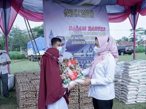 Bupati Tulang Bawang Salurkan Sejumlah Bantuan ke Warga Meraksa Aji