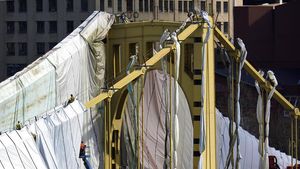 Nah Loh Jembatan di Pittsburgh Ditutup Terpal, Ada Apa?