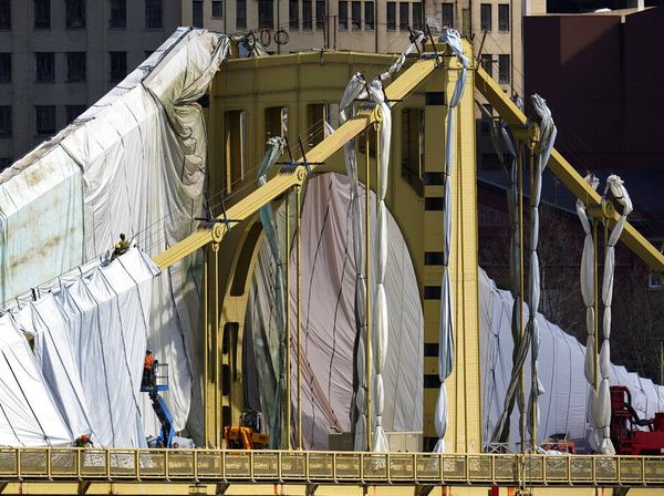 Nah Loh Jembatan di Pittsburgh Ditutup Terpal, Ada Apa?