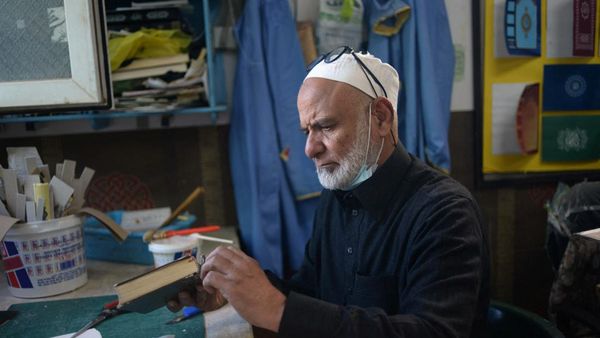 Ketelatenan Para Relawan Perbaiki Mushaf Al-Quran