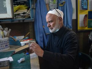 Ketelatenan Para Relawan Perbaiki Mushaf Al-Quran