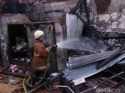 Detik-detik Si Jago Merah Lalap 8 Kios di Pasar Baru Majalaya