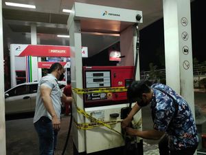 2 Pria Sulut Timbun Solar Subsidi 3.000 Liter Pakai Truk Modifikasi Ditangkap 2 Pria Sulut Timbun Solar Subsidi 3.000 Liter Pakai Truk Modifikasi Ditangkap