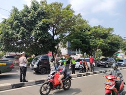 Kena! Pengendara Motor Masuk Jalur Cepat Margoda Depok Ditilang Polisi