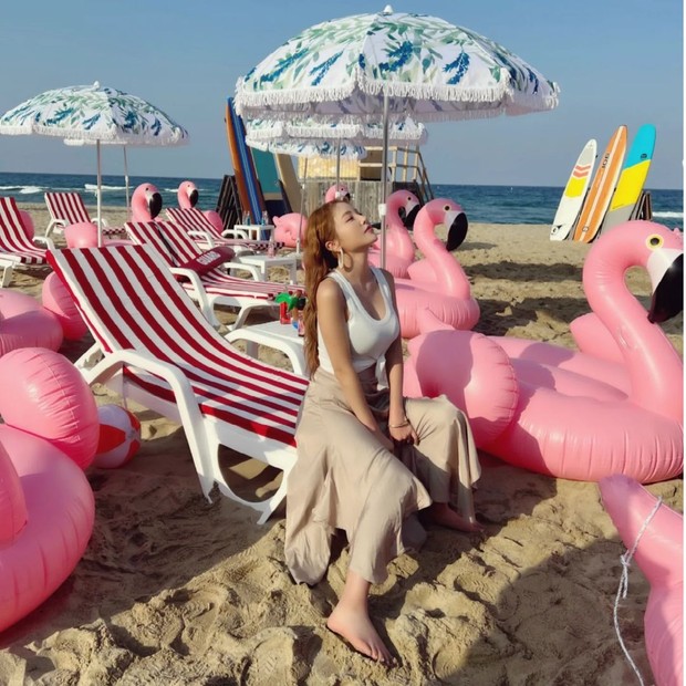 Potret Hong Jin Young dalam single Viva La Vida/ Foto: instagram.com/sambahong Potret Hong Jin Young dalam single Viva La Vida