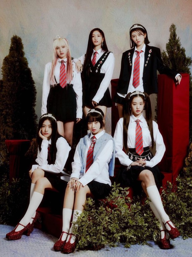 Potret I'VE dalam foto konsep single LOVE DIVE/ Foto: instagram.com/ivestarship Potret IVE dalam foto konsep single LOVE DIVE